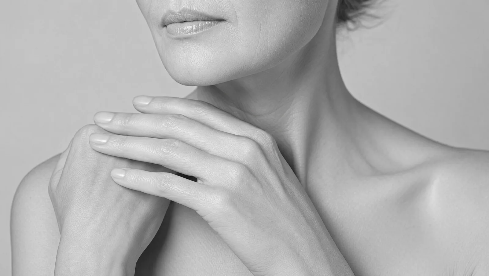 Rajeunissement des Mains - Injections d'acide hyaluronique pour redonner volume, douceur et jeunesse au dos des mains - Médecine esthétique à Paris 12